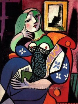 Pablo Picasso Painting - Mujer sosteniendo un libro Marie Therese Walter 1932 cubista Pablo Picasso